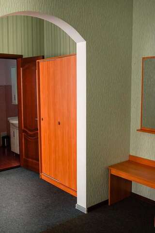 Отель Vershnyk Черкассы Улучшенный двухместный номер с 2 отдельными кроватями-12