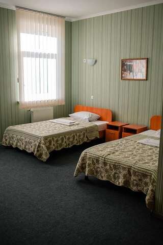 Отель Vershnyk Черкассы Улучшенный двухместный номер с 2 отдельными кроватями-1