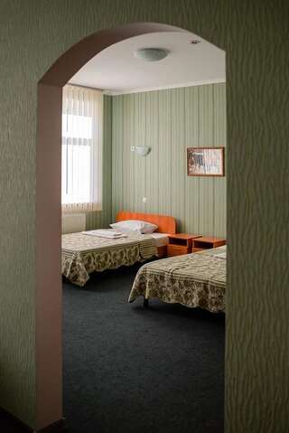 Отель Vershnyk Черкассы Улучшенный двухместный номер с 2 отдельными кроватями-5