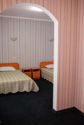 Отель Vershnyk Черкассы Улучшенный двухместный номер с 2 отдельными кроватями-7